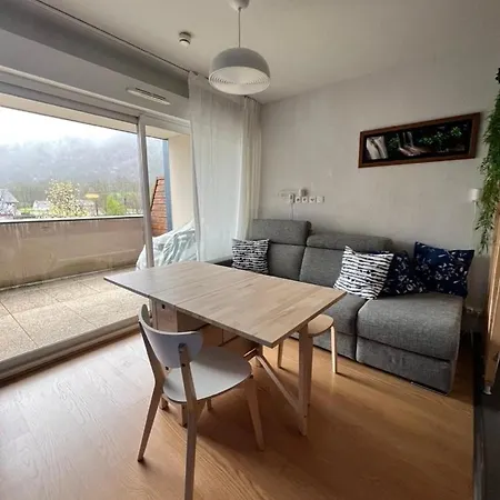 Belle Vue Au Centre Du Village * 卢登维耶尔